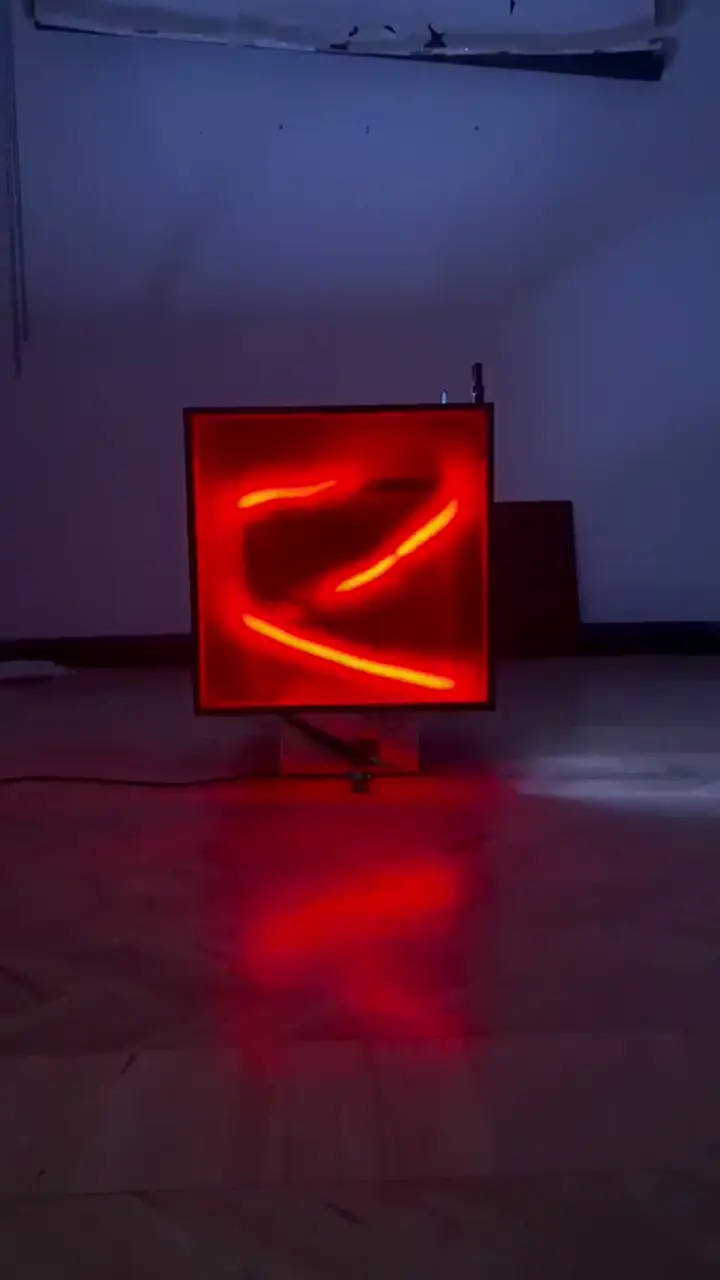 Die leuchtende Installation im Raum